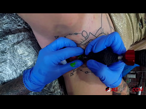 ❤️ Tsis tshua muaj tattooed hottie Sully Savage tau txais tattoo ntawm nws clitoris ❤️  Fucking  ntawm hmn.naughtyhentai.ru%